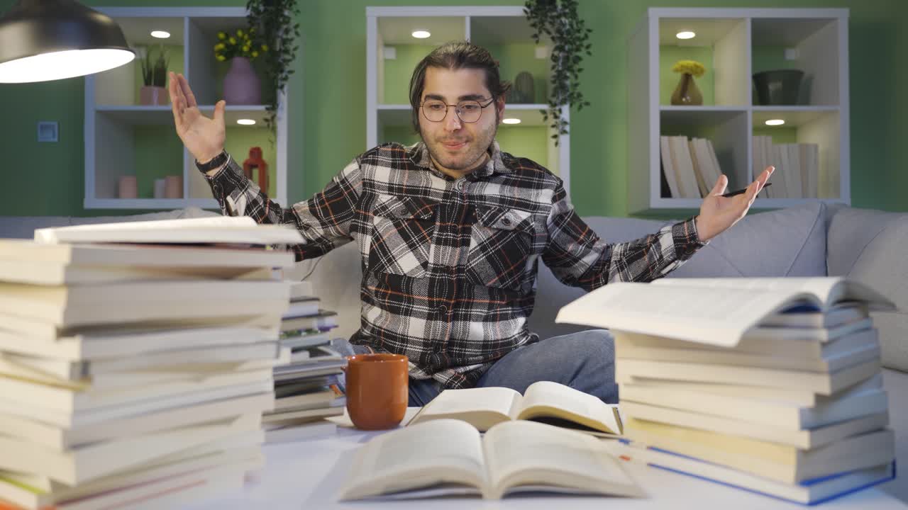 estudiante estresado cansado de mirar libros.