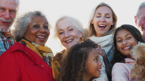 Retrato-De-Una-Familia-Multigeneracional-Activa-En-Vacaciones-De-Invierno-En-La-Playa