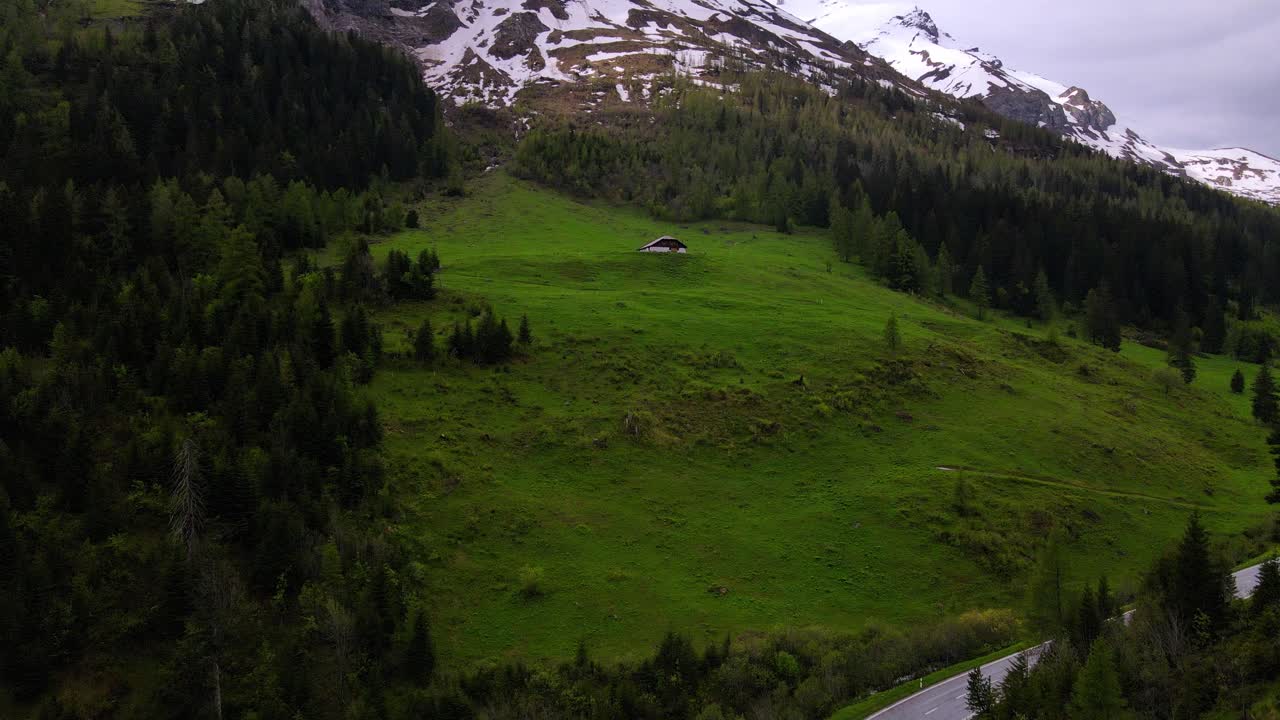 fotografía aérea de un valle con una carretera de montaña en la región de diablerets en suiza