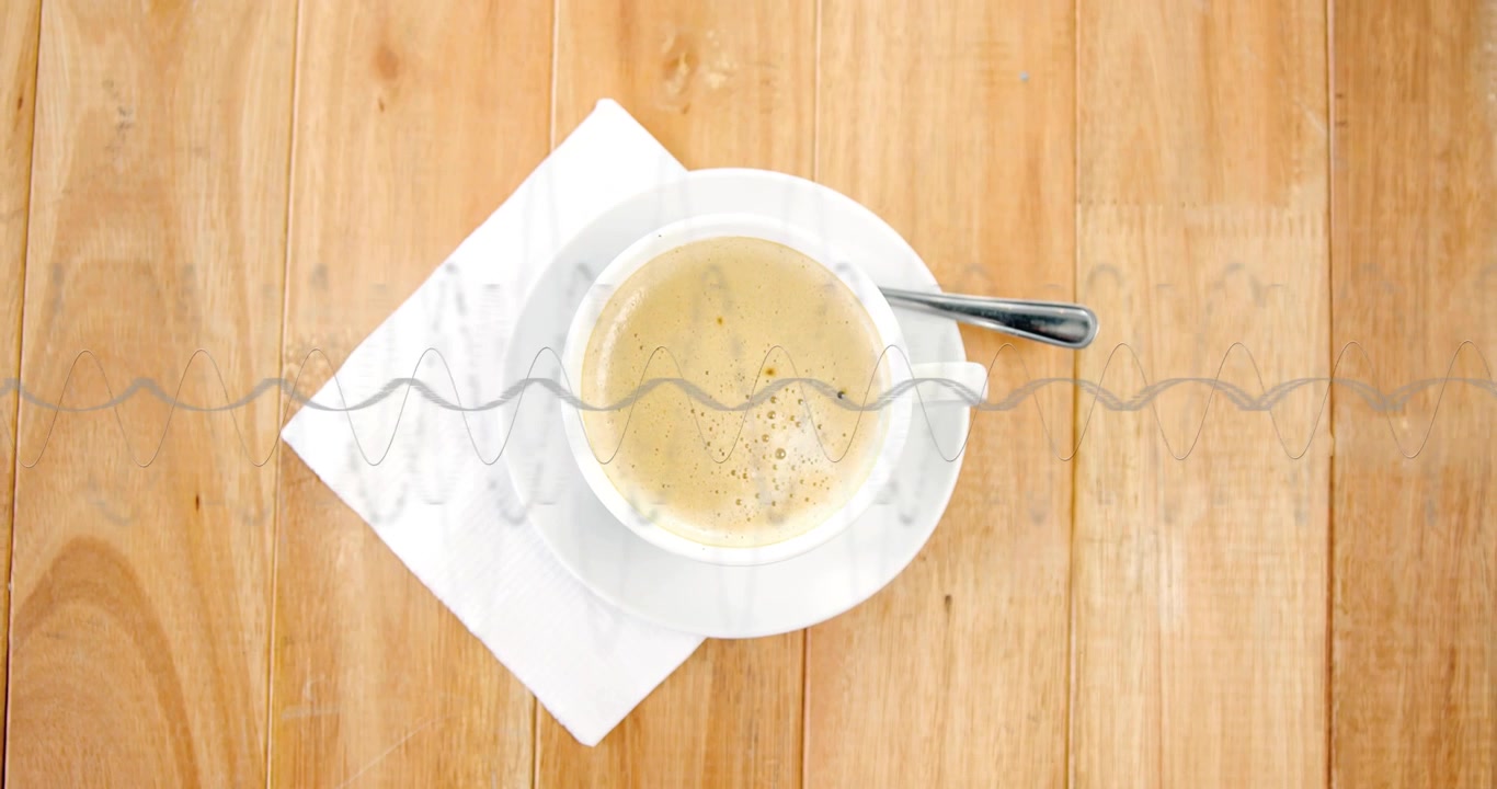 Tazza e piattino statici visti dall'alto con una forma d'onda grigia che sale e scende, visualizzando il ritmo del suono.