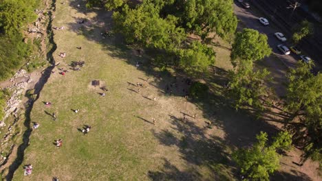 Muchos-Malabaristas-De-Circo-Practicando-Malabares-En-El-Parque-Vicente-Lopez-De-La-Metrópolis-De-Buenos-Aires