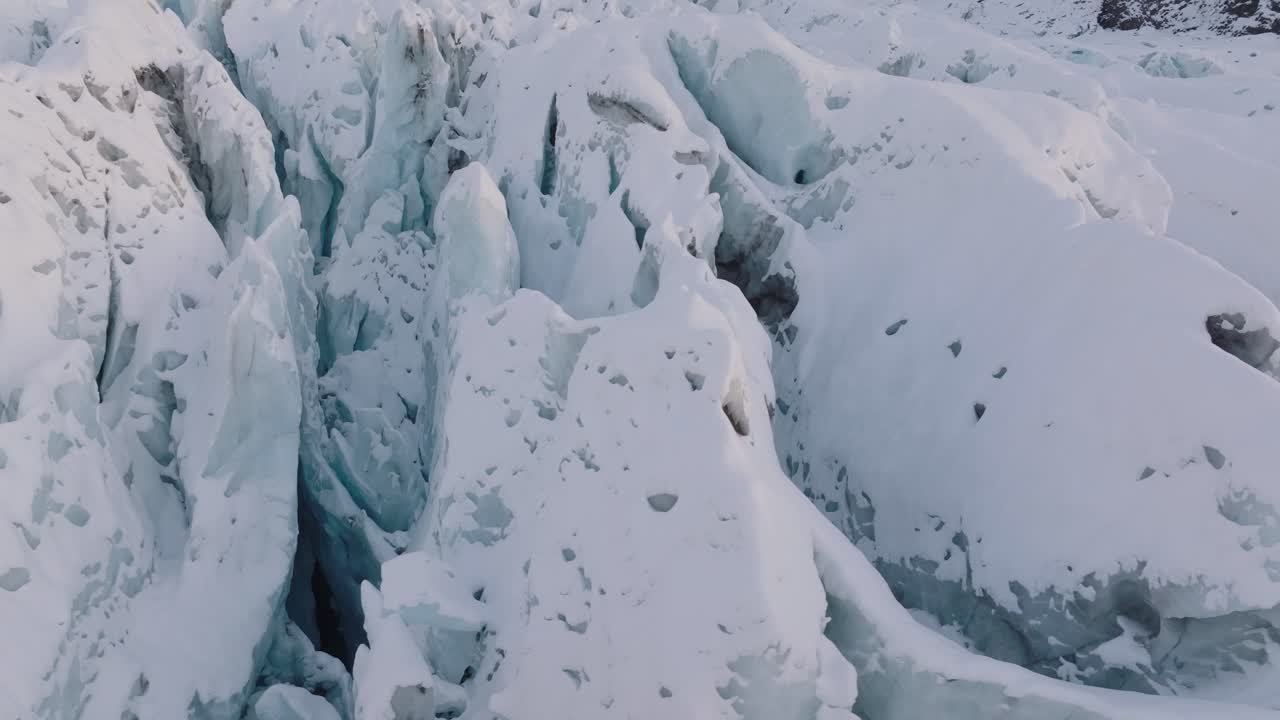 일몰 동안 아이슬란드, 눈으로 덮인 falljokull 빙하의 불규칙한 얼음 형성에 대한 공중 전망