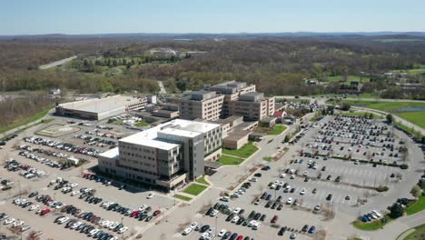 Imágenes-Aéreas-De-Drones-De-4k-Del-Hospital-Médico-Garnet-Health-En-Hudson-Valley-Middletown,-Nueva-York