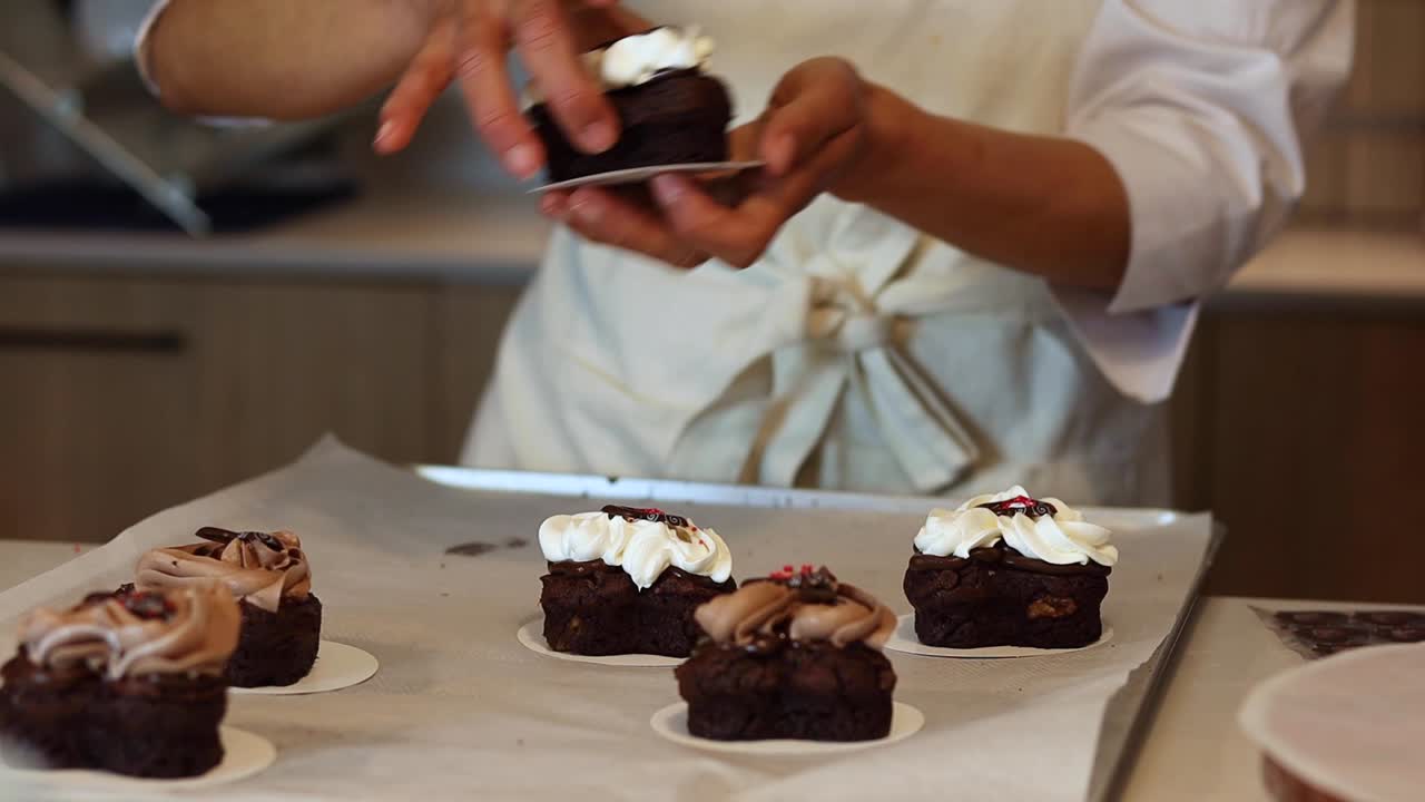 Cuoco che sistema torte su un vassoio in cucina