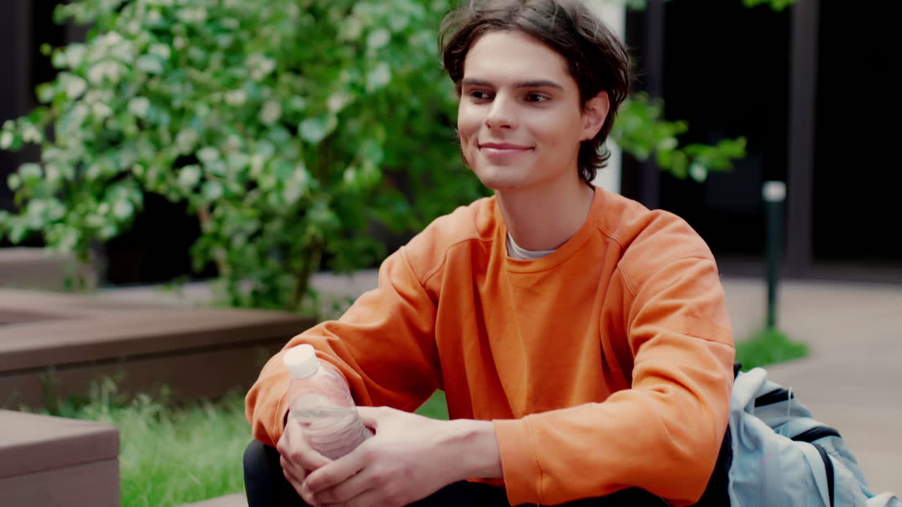 대학 캠퍼스의 백인 소년.