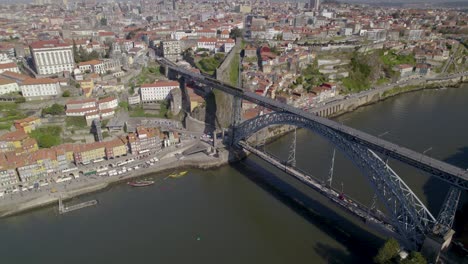 Toma-Aérea-Del-Casco-Antiguo-De-Oporto-Y-Del-Famoso-Ponte-Dom-Luís-I