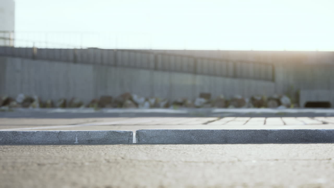 비어있는 해변 주차장이 아스팔트로  ⁇ 여 있습니다.