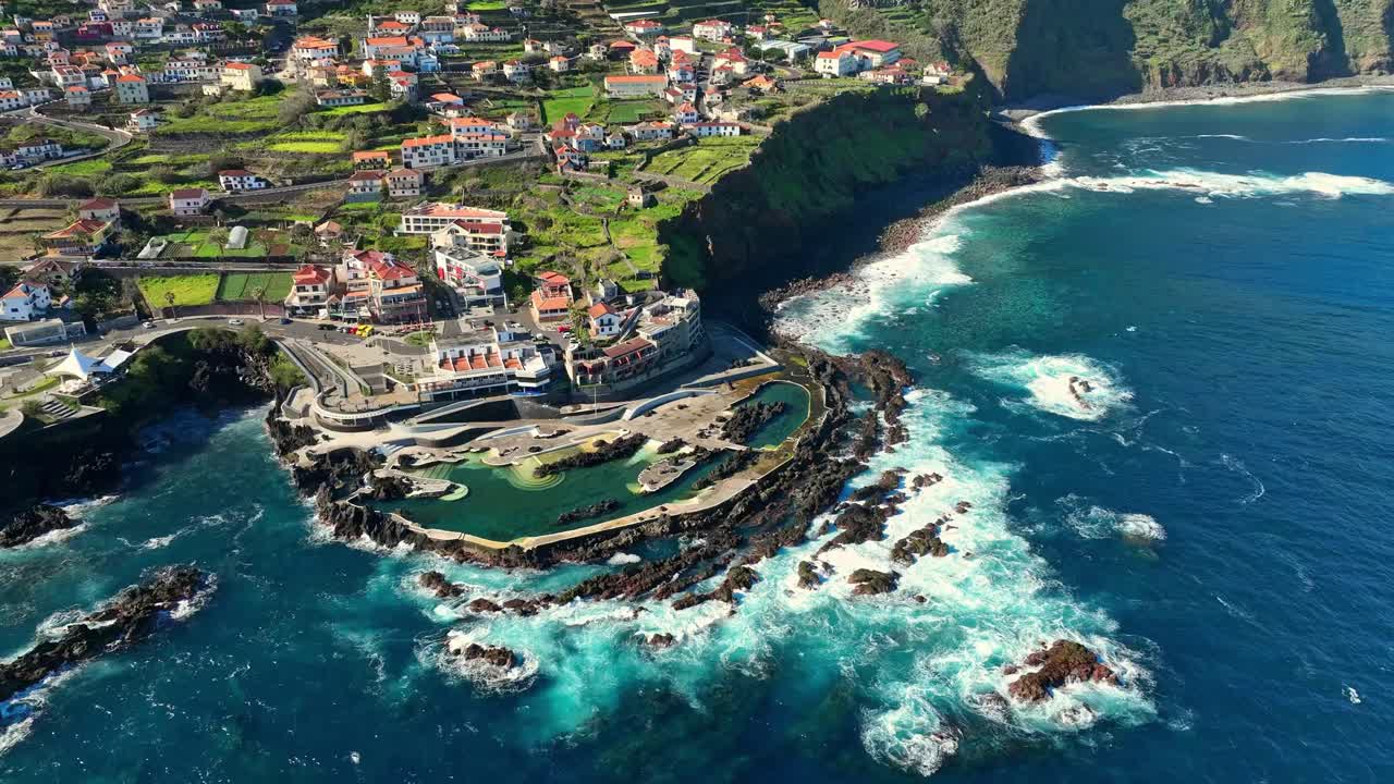 드론은 자연 수영장과 포르토 모니즈, 마데라, 포르투갈 해안선을 중심으로 도를 돌고 있습니다.
