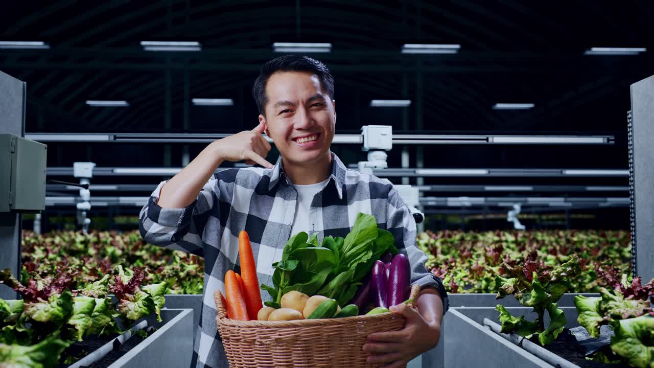 미소 짓는 농부 가 신선 한 수확식 채소 바구니 를 들고 있다