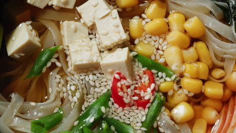 sopa de fideos vegana con tofu y maíz