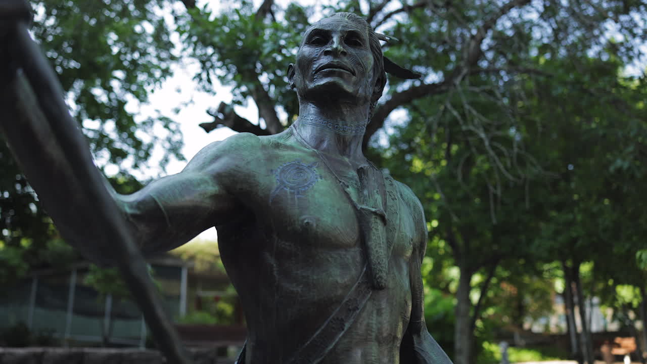 아메리카 원주민 인디언 조각상 사냥꾼 캐릭터, 시네마틱 슬로우 모션 피벗 샷