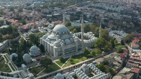 Suleymaniye-Mosque-with-clear-Sky-and-Impressive-Architecture-in-Istanbul,-Turkey,-Epic-Aerial-Wide-View-from-above