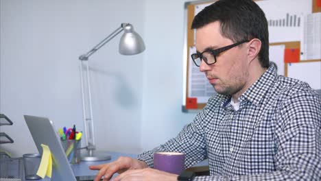 hombre trabajando en una computadora portátil en la oficina