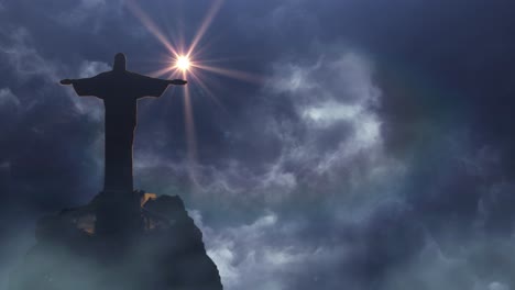 jesus-statue auf dem berg mit dunklem wolkenhintergrund