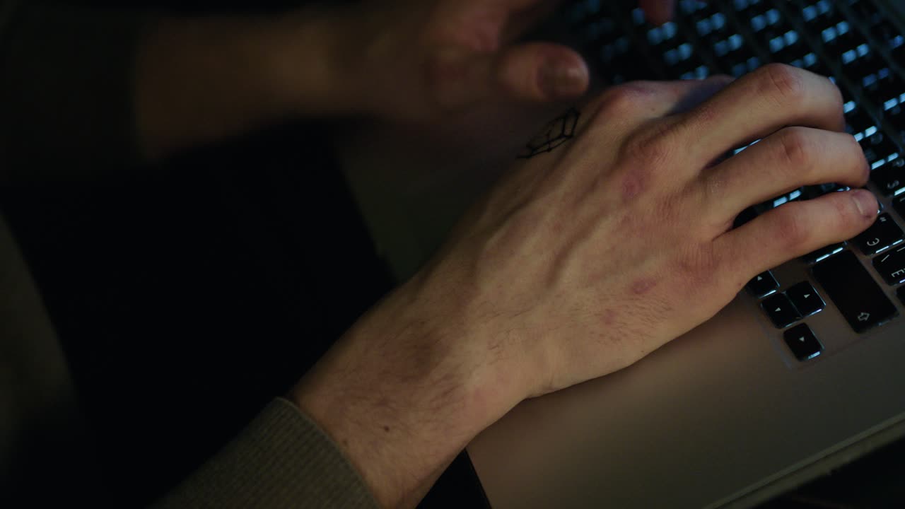 Persoon die op de laptop typt