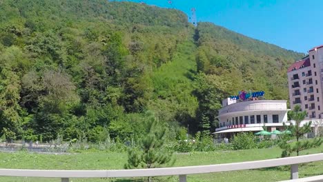 complejo de montaña con edificios y árboles