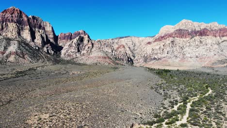 Una-Vista-Aérea-Panorámica-Revela-Un-Recorrido-Panorámico-Por-El-Cañón-De-Roca-Roja