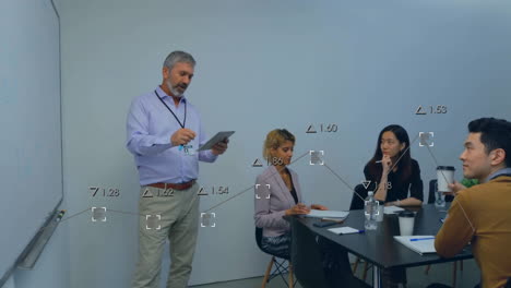 animación del procesamiento de datos sobre diversas personas de negocios en la oficina