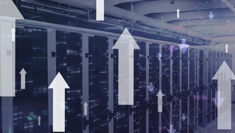 flecha de animación que se mueve hacia arriba sobre los estantes de servidores de datos iluminados