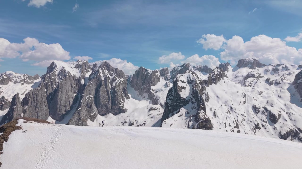 Incredibile video con drone di Maja e Vajushës coperta di neve nell'Albania settentrionale
