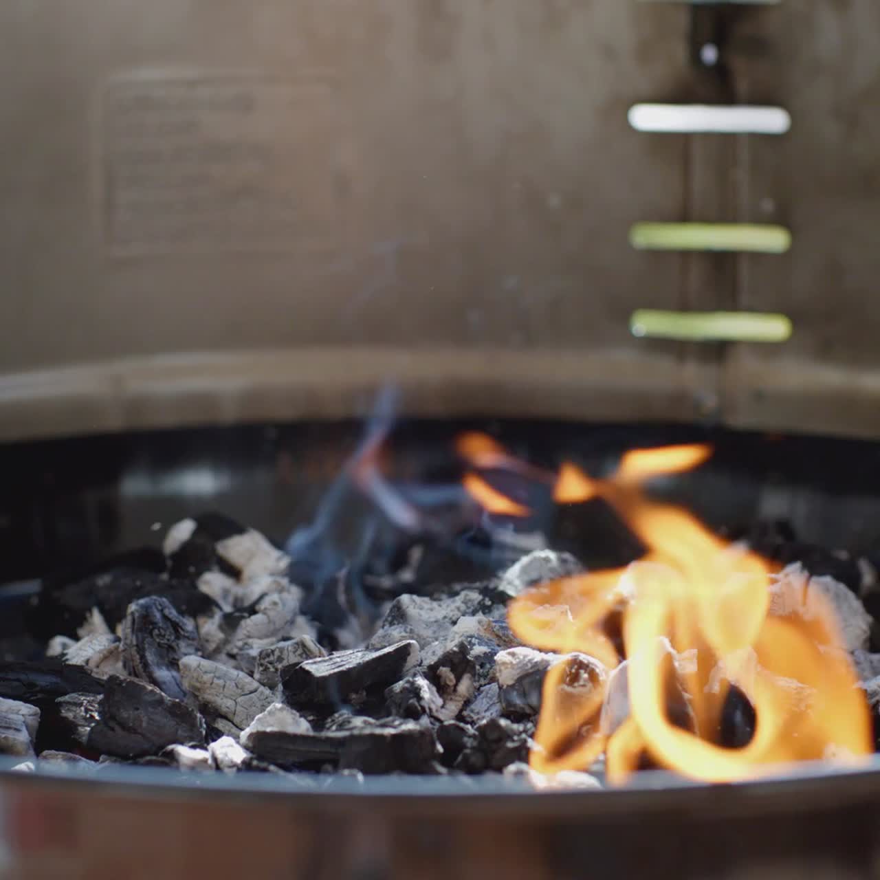 그릴에서 나오는 불꽃