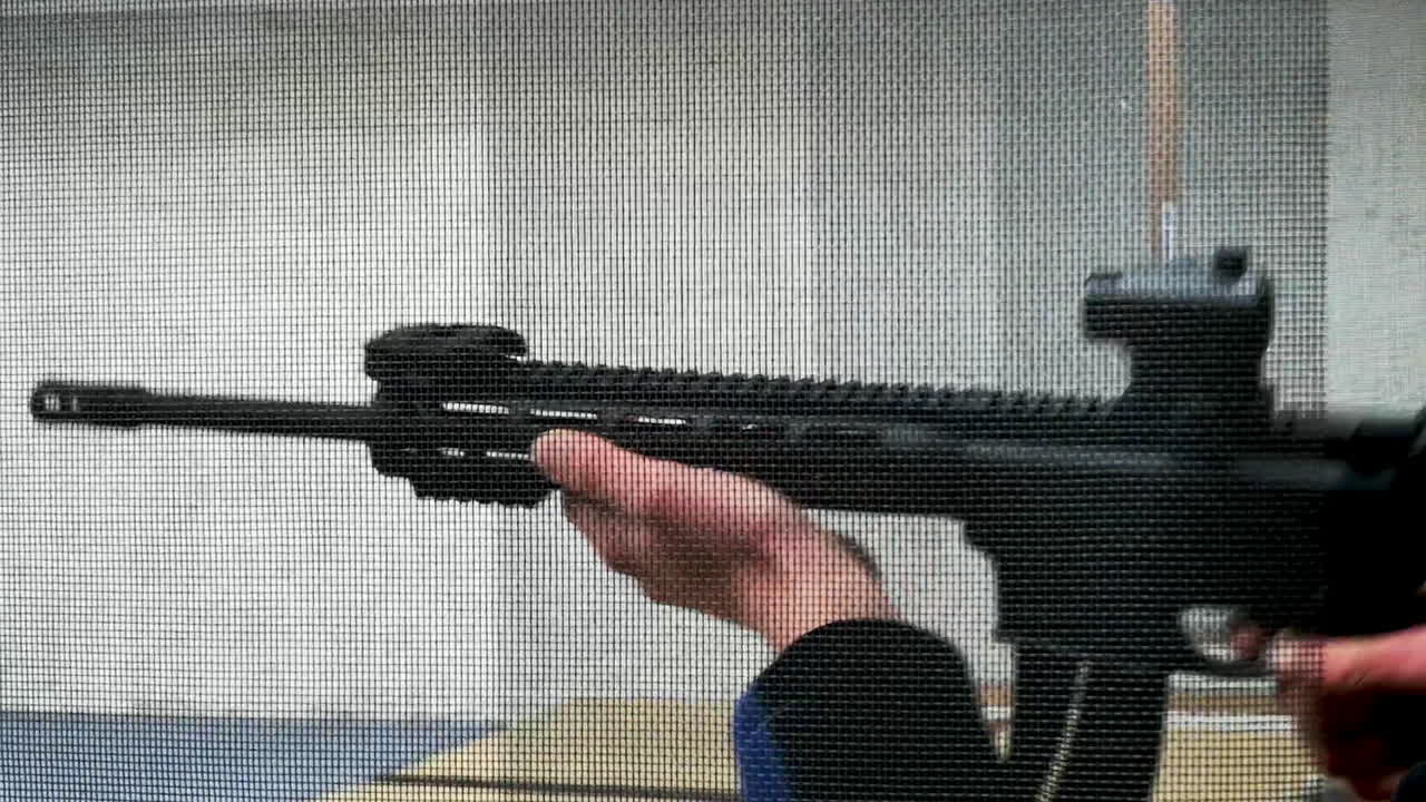 사격장에서 발사되는 돌격소총 ar-15