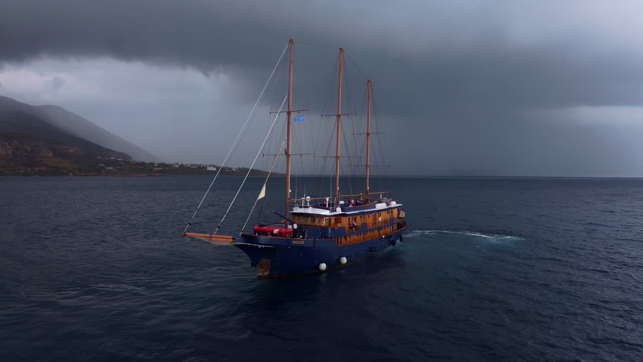Mega yacht a vela di lusso ormeggiato al molo di un porto tranquillo, Grecia
