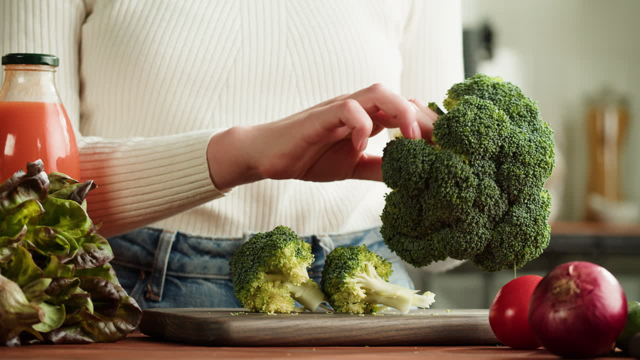 Woman preparing broccoli