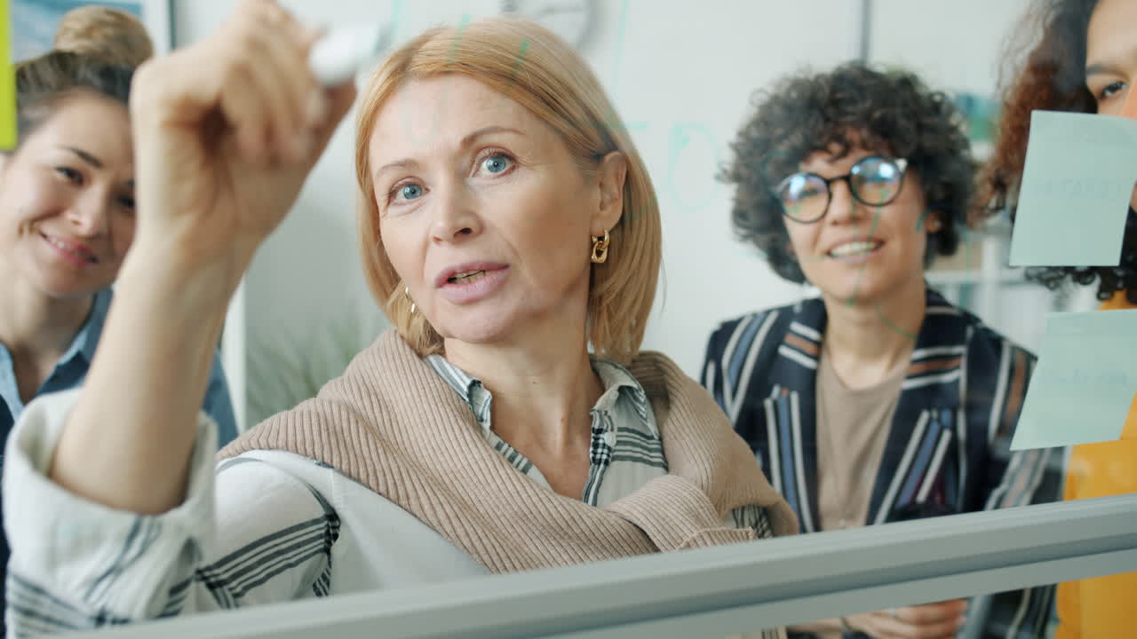 sesión de lluvia de ideas en equipo