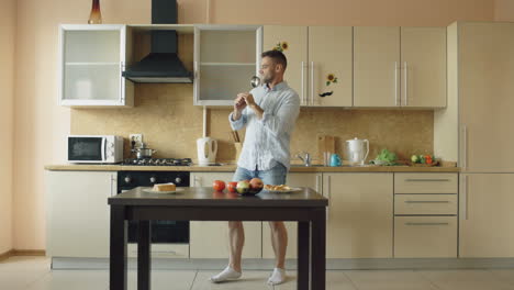 hombre bailando en la cocina