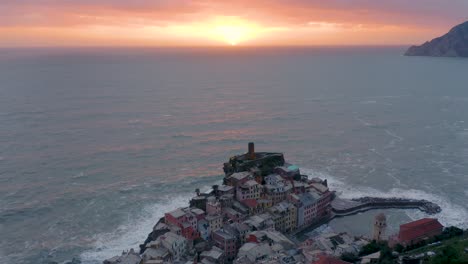 Vista-Aérea-De-Vernazza,-5-Terre,-Durante-La-Puesta-De-Sol