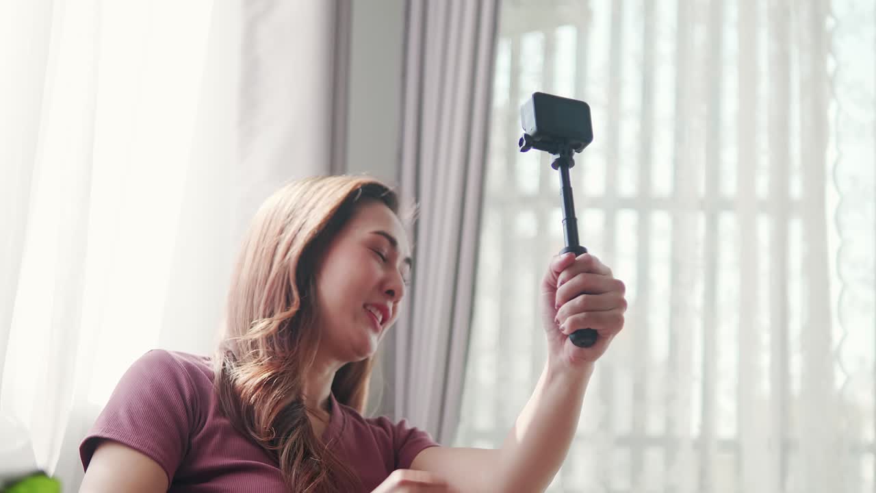 여행 여행을 위해 청중과 관광 블로거 녹화 비디오 셀카 토크