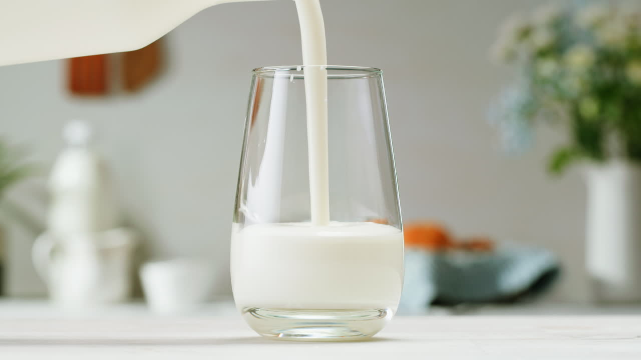 la leche se vierte en un vaso