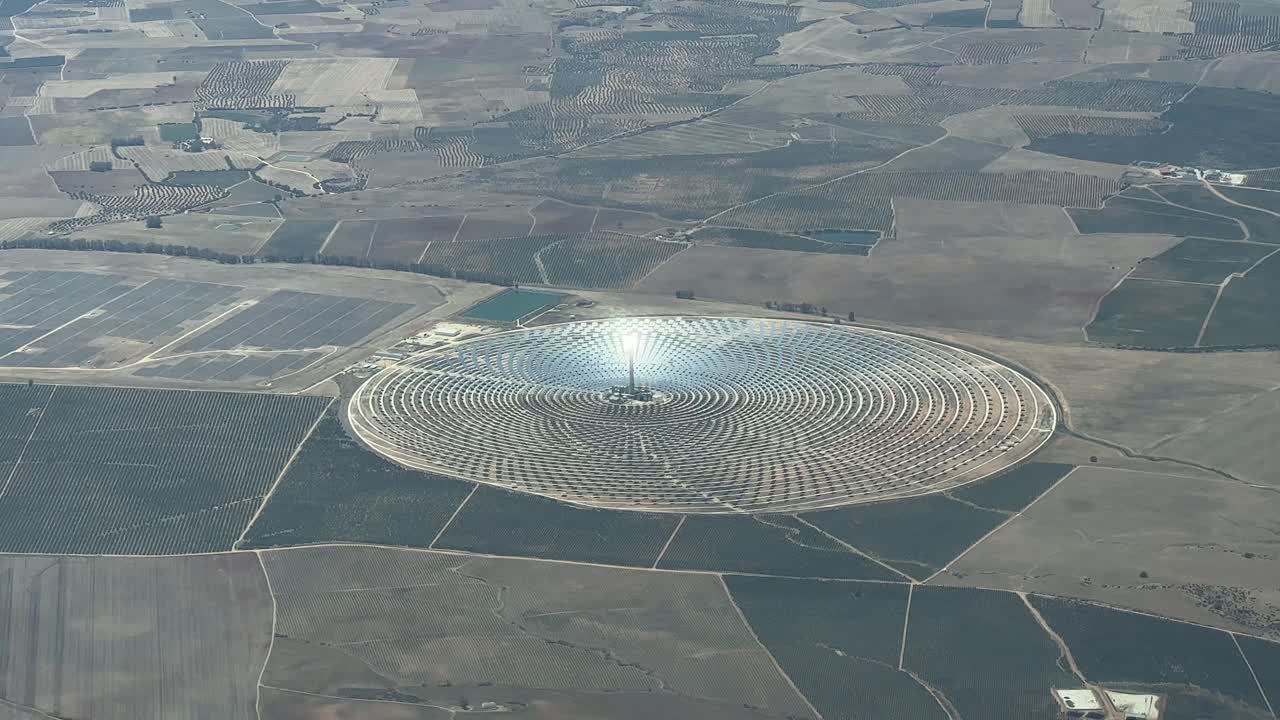 ультрасовременная закругленная солнечная электростанция, виденная с самолета на высоте 3000 м, в андалусии, испания