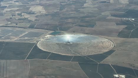 ultramoderna granja de energía solar redondeada vista desde un avión a 3000 m de altura, en andalucía, españa