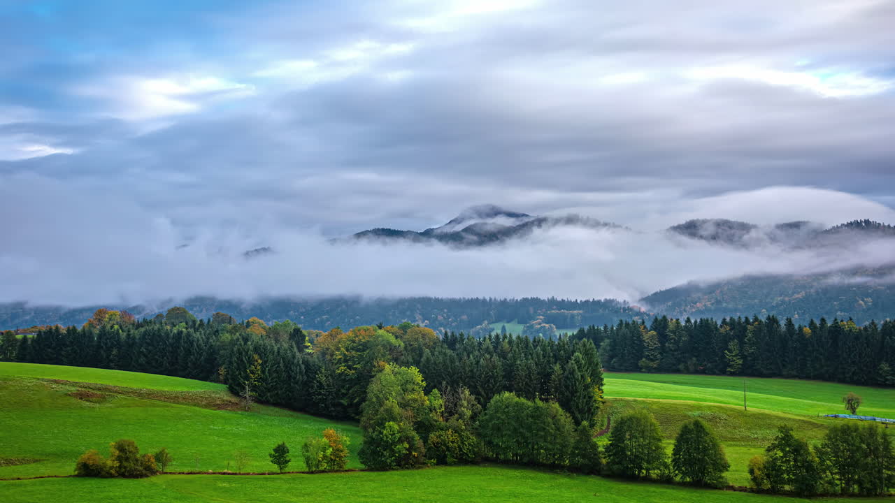 el lapso de tiempo de las nubes que pasan por un valle verde y exuberante en los alpes austriacos