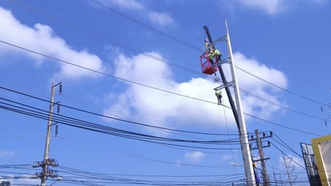 trabajadores de servicios públicos que reparan líneas eléctricas