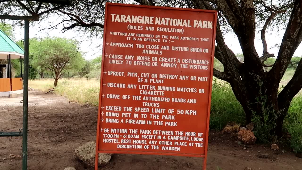 공원 입구 표지판에 쓰여진 타랑기레 국립 공원 규칙, 경고