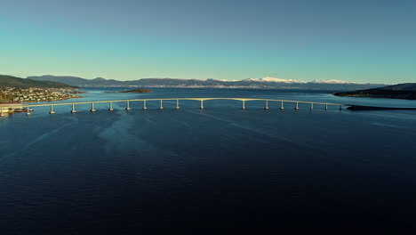 Hermosa-Construcción-De-Puente-Sobre-El-Mar-En-El-Pintoresco-Paisaje-Panorámico-De-Noruega