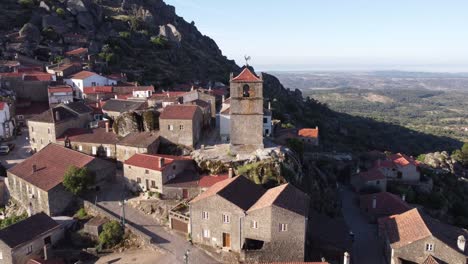 Monsanto-Dorf-In-Portugal-Am-Morgen