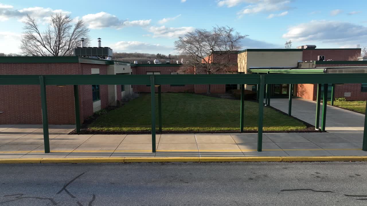 edificio escolar de ladrillo
