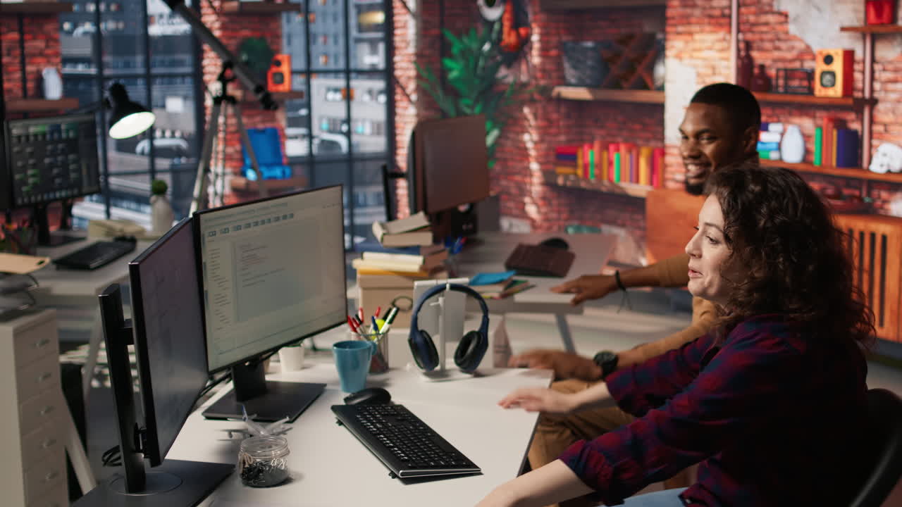 ingenieros que cooperan en la oficina de puesta en marcha, utilizando lenguajes de programación en pc