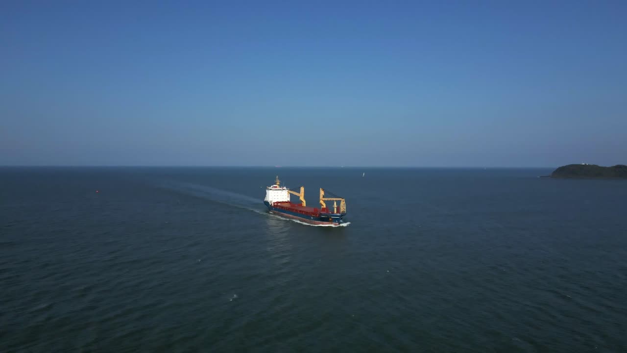 buque de carga general navegando en un tranquilo océano azul cerca de balneário camboriú en brasil