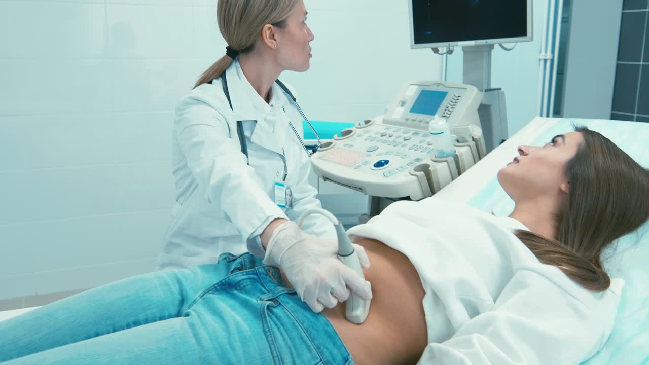 Medico e paziente che guardano lo schermo durante un esame ecografico