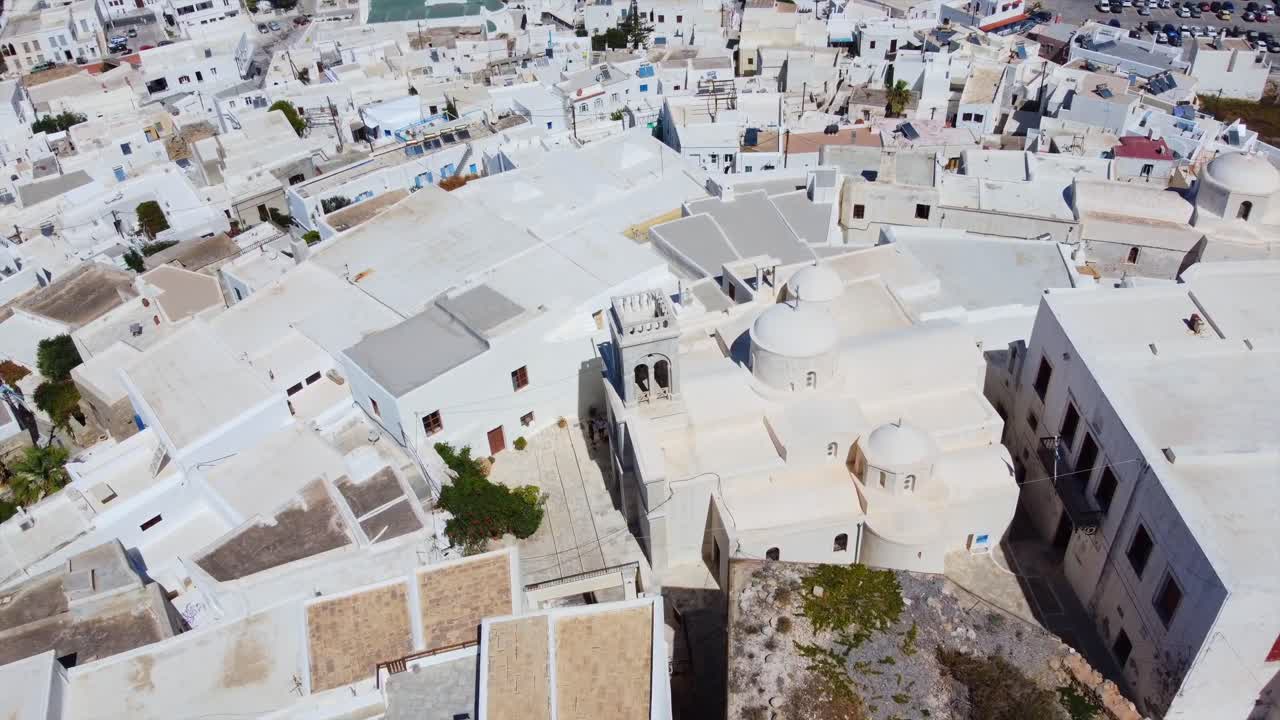 naxos, grecia, vista aérea de las tradicionales casas blancas de la aldea en un hermoso día