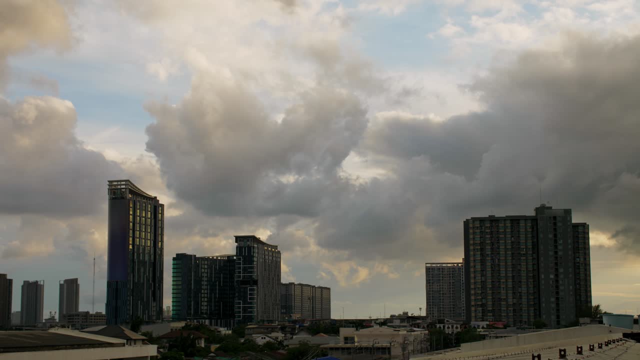하늘 구름 이동과 자연 채광 앞의 콘도미니엄과 집