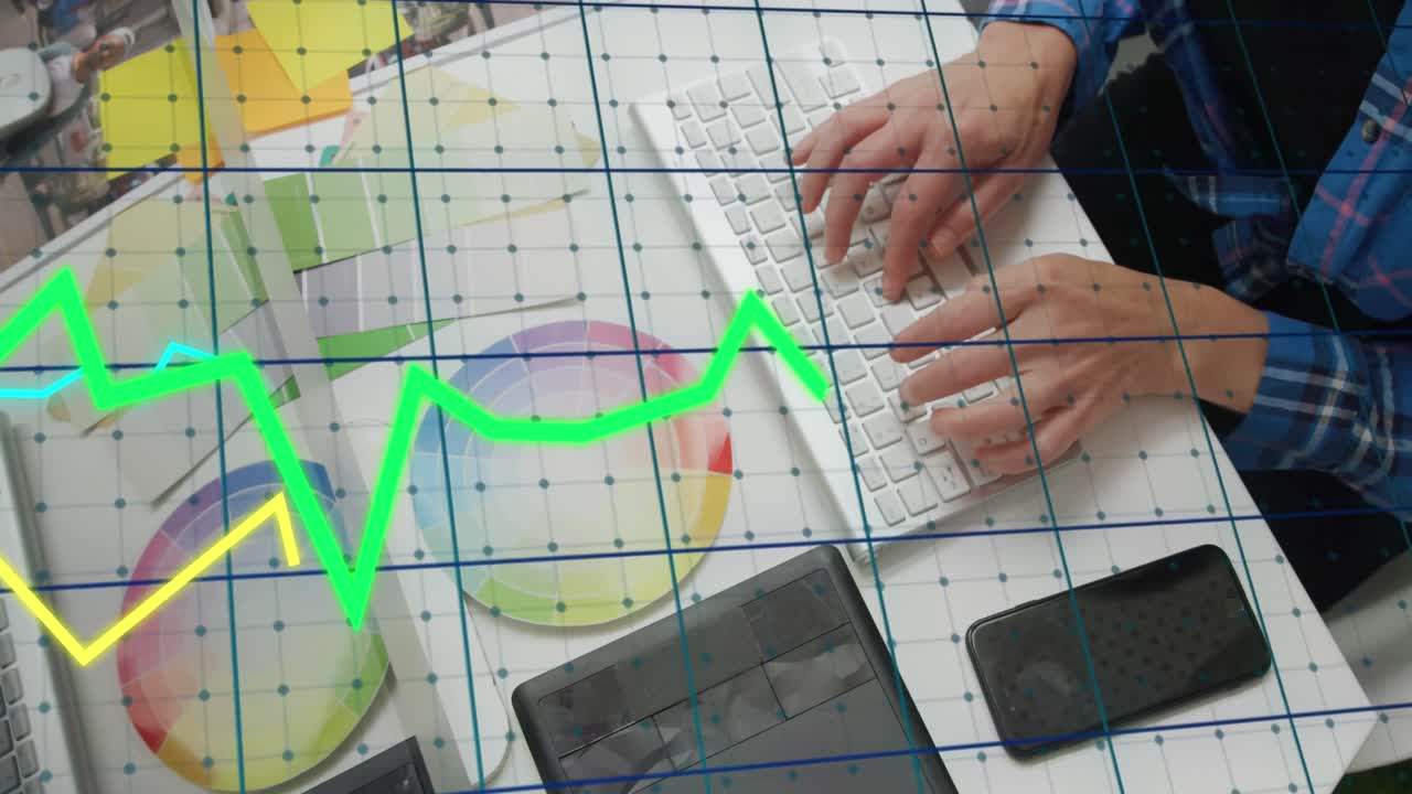 animación de estadísticas y datos sobre empresario caucásico que utiliza computadora en la oficina