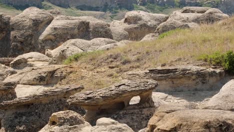 wiatr i woda erodują skały w naturalne kształty hoodoo w gorącej dolinie