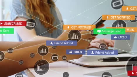 animación de la red de conexiones e iconos de las redes sociales sobre el hombre caucásico que usa un teléfono inteligente