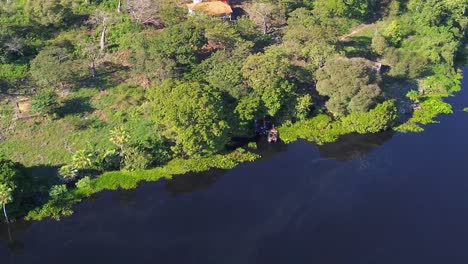 Vista-Aérea-Sobre-Las-Orillas-Inundadas-Del-Río-Paraguay-Y-Pequeñas-Viviendas